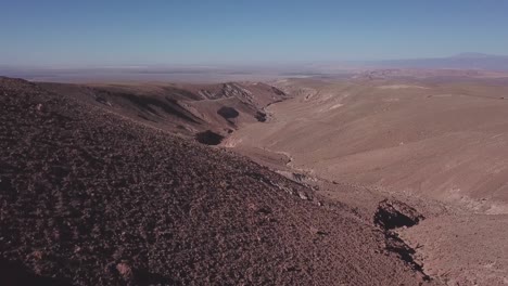 Die-Atacama-Wüste-Mit-Einer-Trockenen-Landschaft-Im-Norden-Chiles_vorwärts-Geschossen
