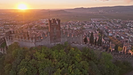 Die-Scaligerburg-überblickt-Bei-Sonnenuntergang-Die-Historische-Stadt-Zwischen-Den-Mittelalterlichen-Mauern-In-Soave,-Italien