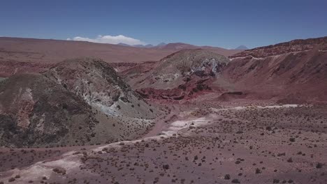 Luftaufnahmen-Von-Bergfelsen-Im-Rainbow-Valley,-Chile