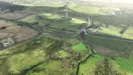 Drone-Estático-Castillo-De-Doolin-Temprano-En-La-Mañana-De-Invierno-Camino-Atlántico-Salvaje-Al-Oeste-De-Irlanda,-Campo