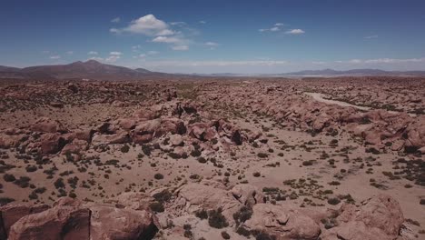 Luftaufnahme-Der-Felsformation-Im-Nationalen-Wildreservat-Eduardo-Avaroa,-„Valle-De-Rocas“-In-Uyuni-In-Bolivien
