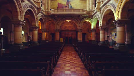 Dolly-In-Leeren-Kirchenbänken-In-Der-Kirche-Los-Sacramentinos-Mit-Riesiger-Stillgelegter-Orgel,-Santiago,-Chile
