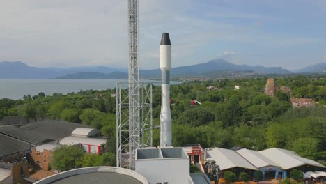 Raketenausstellung-Neben-Dem-Stützturm-Im-Vergnügungspark-Am-Gardasee,-Italien