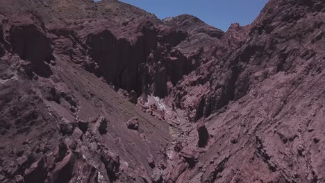 Rocas-De-Montaña-En-El-Valle-Del-Arco-Iris,-Chile_tiro-Inclinado-Hacia-Arriba