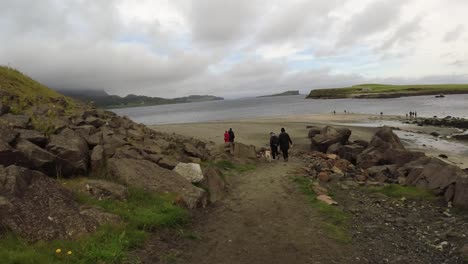 Caminando-Hacia-El-Lago-En-Islandia-Con-Cielos-Nublados.