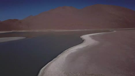 Faszinierende-Landschaften-Boliviens.-Die-Luftaufnahme-Zeigt-Ein-Fesselndes-Schauspiel-An-Der-Laguna-De-Canapa,-Eingebettet-In-Die-Weite-Fläche-Des-Salar-De-Chalviri