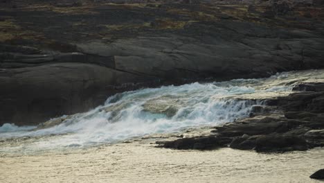 Kalter-Wasserfall,-Der-Durch-Felsen-Fließt