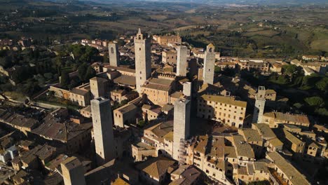 Drone-Orbitando-Sobre-San-Gimignano,-Toscana,-Italia