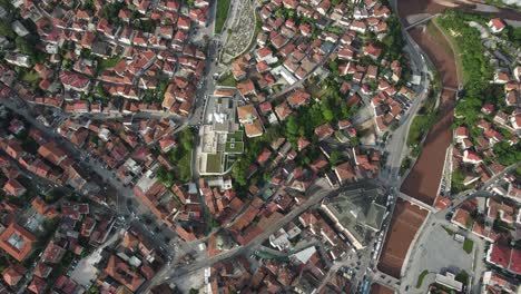 Luftaufnahme-Des-Grabes-Im-Stadtzentrum,-Blick-Auf-Das-Grab-Im-Zentrum-Der-Stadt-In-Bosnien,-Drohnenansicht-Von-Straßen-Und-Hausdächern