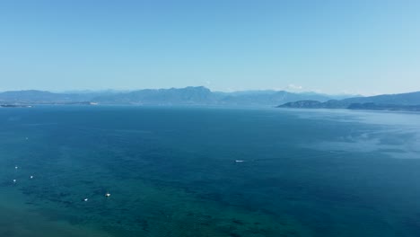 Hohe-Luftaufnahme-über-Den-Riesigen-Gardasee-In-Italien,-Berühmtes-Reiseziel