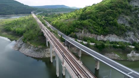 Puentes-Que-Cruzan-El-Embalse-De-Tsonevo-En-El-Valle-Del-Río-Luda-Kamchia.
