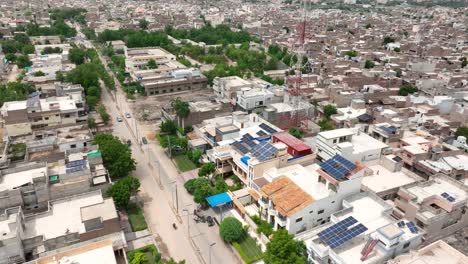 Vista-Aérea-De-La-Ciudad-De-Mirpur-Khas-Con-Paneles-Solares,-Sindh,-Pakistán
