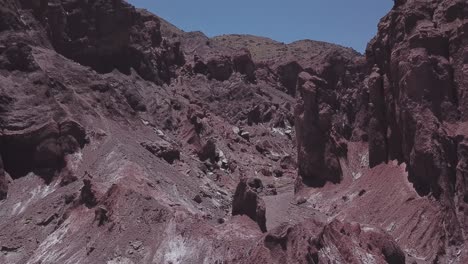 Rocas-De-Montaña-En-El-Valle-Del-Arco-Iris,-Chile