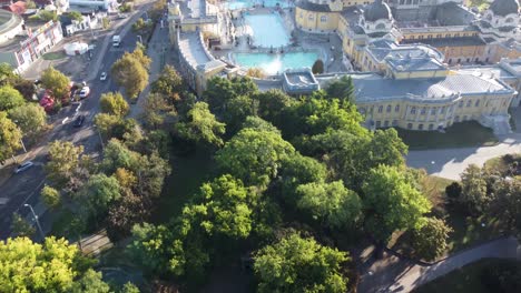 Szechenyi-Thermal-Baths-in-Budapest,-Hungary.-Aerial-tilt-up