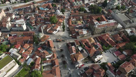 Luftaufnahme-Von-überdachten-Häusern,-Blick-Auf-Die-Moschee-In-Der-Stadt,-Belebte-Straßen-Der-Stadt