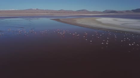 Majestätische-Landschaften-Boliviens,-Die-Luftaufnahme-Eines-Faszinierenden-Schauspiels-An-Der-Laguna-De-Canapa,-Eingebettet-In-Die-Weite-Fläche-Des-Salar-De-Chalviri