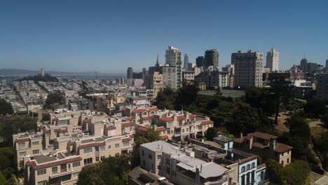 A-stunning-video-showcasing-San-Francisco's-real-estate-and-skyline,-capturing-the-scenery-from-ground-level-up-to-the-skyline