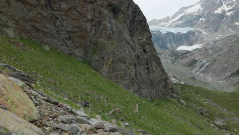 Touristen-Wandern-Auf-Dem-Weg-Zum-Fellaria-Gletscher-In-Valmalenco,-Italien
