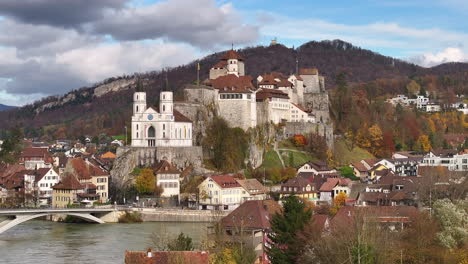 Drohnenaufnahme-Des-Historischen-Schlosses-Und-Der-Kirche-Aarburg-An-Einem-Sonnigen-Tag-In-Der-Schweiz