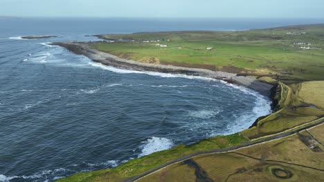 Drone-Al-Oeste-De-Irlanda-Wild-Atlantic-Way-Doolin-Beach-En-Un-Día-De-Noviembre