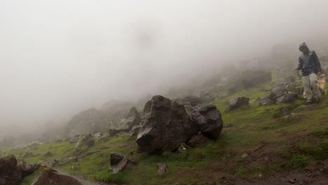 Spaziergang-Durch-Eine-Neblige-Landschaft-In-Island-Mit-Großen-Felsen