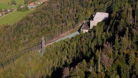 Wunderschöne-Berge-Aus-Bayerischen-Masten-Und-Rohren,-Die-Die-Wasserversorgung-Transportieren