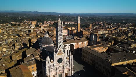 Aerial-Boom-Shot-Reveals-Campo-Square-and-Mangia-Tower-in-Siena,-Italy