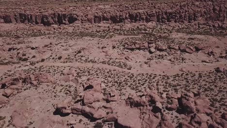 Luftaufnahme-Der-Felsformation-Im-Nationalen-Wildreservat-Eduardo-Avaroa,-„Valle-De-Rocas“-In-Uyuni-In-Bolivien