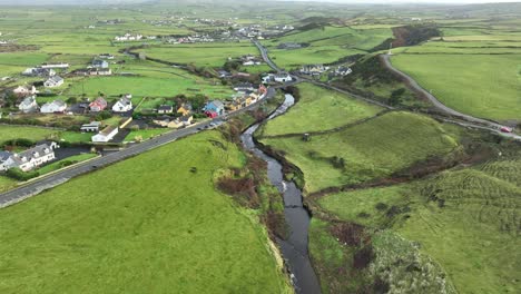 Drohne-Fliegt-Flussaufwärts-über-Dem-Dorf-Doolin-Westlich-Von-Irland-Auf-Dem-Wild-Atlantic-Way