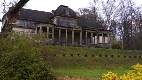 Old-and-haunted-Manor-building,-low-angle-dolly-in