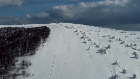 Majestätischer-Chumerna-Gipfel-In-Bulgarien:-Ein-Winterlicher-Rückzugsort-Aus-Der-Luft