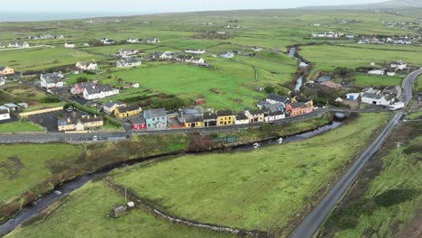 Drohnenübersicht-über-Das-Dorf-Doolin-Westlich-Von-Irland-An-Einem-Herbsttag