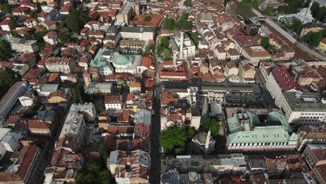 Drohnenansicht-Von-Moscheen-Im-Stadtzentrum-Von-Bosnien,-Blick-Auf-Straßen-Und-Alleen-Von-Oben