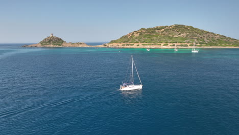 Segelboot,-Das-über-Das-Ruhige-Blaue-Meer-Vor-Der-Küste-Korsikas-Fährt