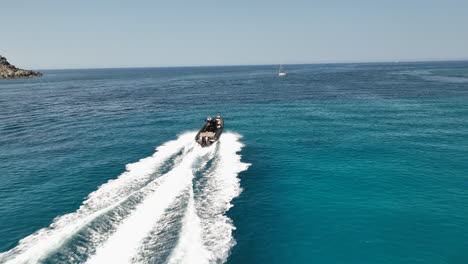 Schnell-Fahrendes-Schwarzes-Schnellboot-Auf-Dem-Blauen-Meer-Vor-Korsika