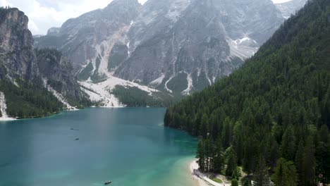 Spektakuläre-Luftaufnahme-über-Den-Unberührten-Pragser-Wildsee,-Italienische-Dolomiten