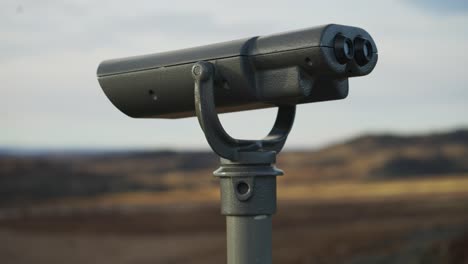 Besucherteleskop-Mit-Blick-Auf-Die-Tundralandschaft
