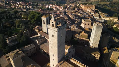 Drohne-Kreist-über-Dem-Mittelalterlichen-Turm-In-San-Gimignano,-Italien