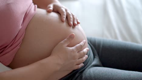 Mujer-Embarazada-Feliz-Y-Esperando-Un-Bebé-En-Casa.