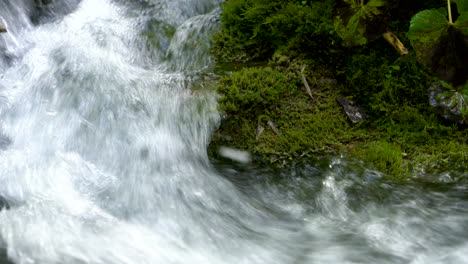 Flujo-De-Agua-En-Los-Lagos-De-Plitvice,-Croacia.