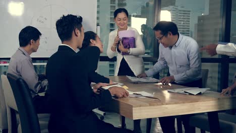 Los-Empresarios-Asiáticos-Discuten-La-Estrategia-De-Marketing.