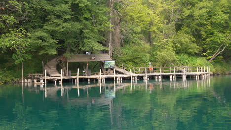 Boat-Travel-in-Plitvice-Lakes,-Croatia