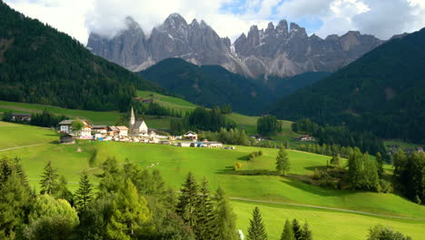 Santa-Maddalena---Dolomiten,-Italien-Landschaft