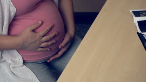 Mujer-Embarazada-Y-Médico-Ginecólogo-En-El-Hospital