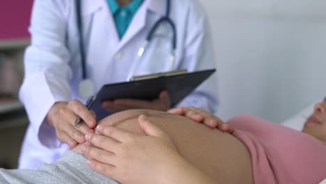 Pregnant-Woman-and-Gynecologist-Doctor-at-Hospital