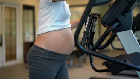 Aktive-Schwangere-Frau-Trainiert-Im-Fitnesscenter.