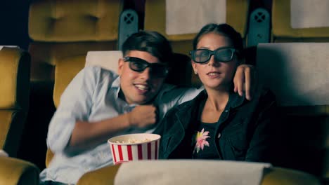 Mann-Und-Frau-Im-Kino,-Die-Einen-3D-Film-Ansehen