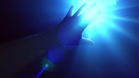 Hand-Streckt-Sich-Aus,-Um-Das-Strahlende-Scheinwerferlicht-Abzudecken