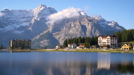 Lago-Misurina-Con-Montaña-Dolomitas-En-Italia