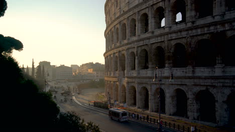 Rome-Colosseum-and-crowded-street-of-Rome-,-Italy